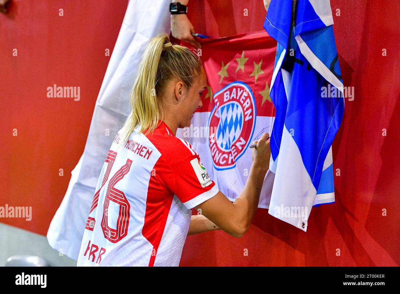 Samantha Kerr (FC Bayern München, FCB, 26) gibt einem Fan ein Autogram