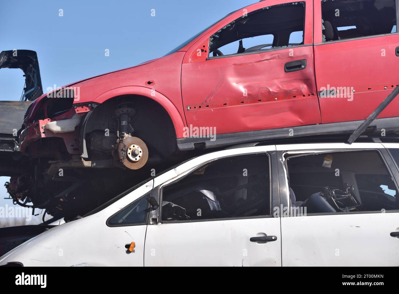 Scrap damaged cars hi-res stock photography and images - Alamy