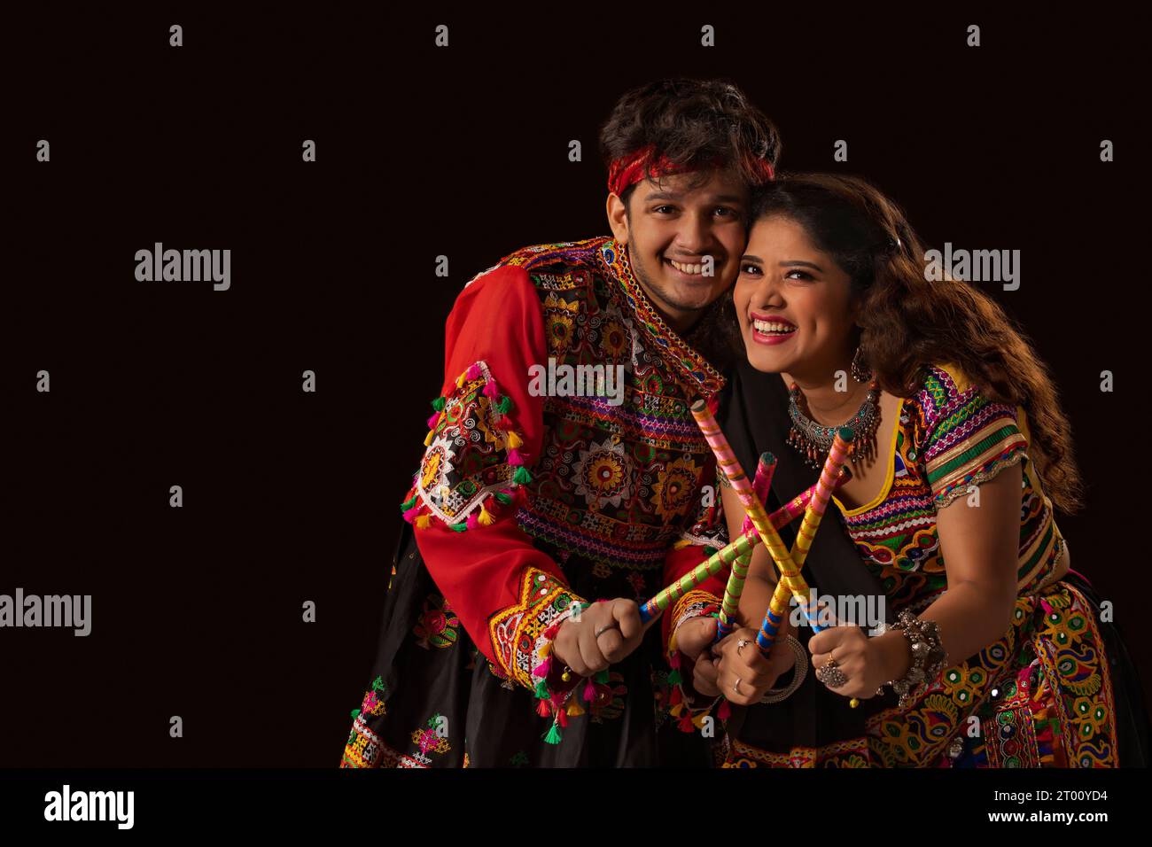 Indian couple in traditional attire hi-res stock photography and images ...