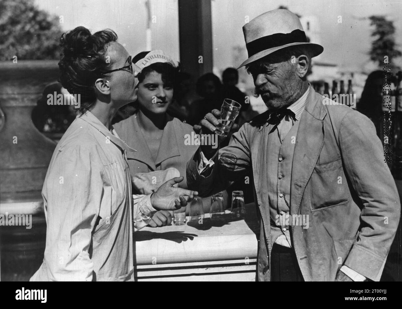 Millionnaires d'un jour  A Simple Case of Money Year: 1949 - France Jeanne Fusier-Gir, Pierre Larquey  Director: André Hunebelle Stock Photo