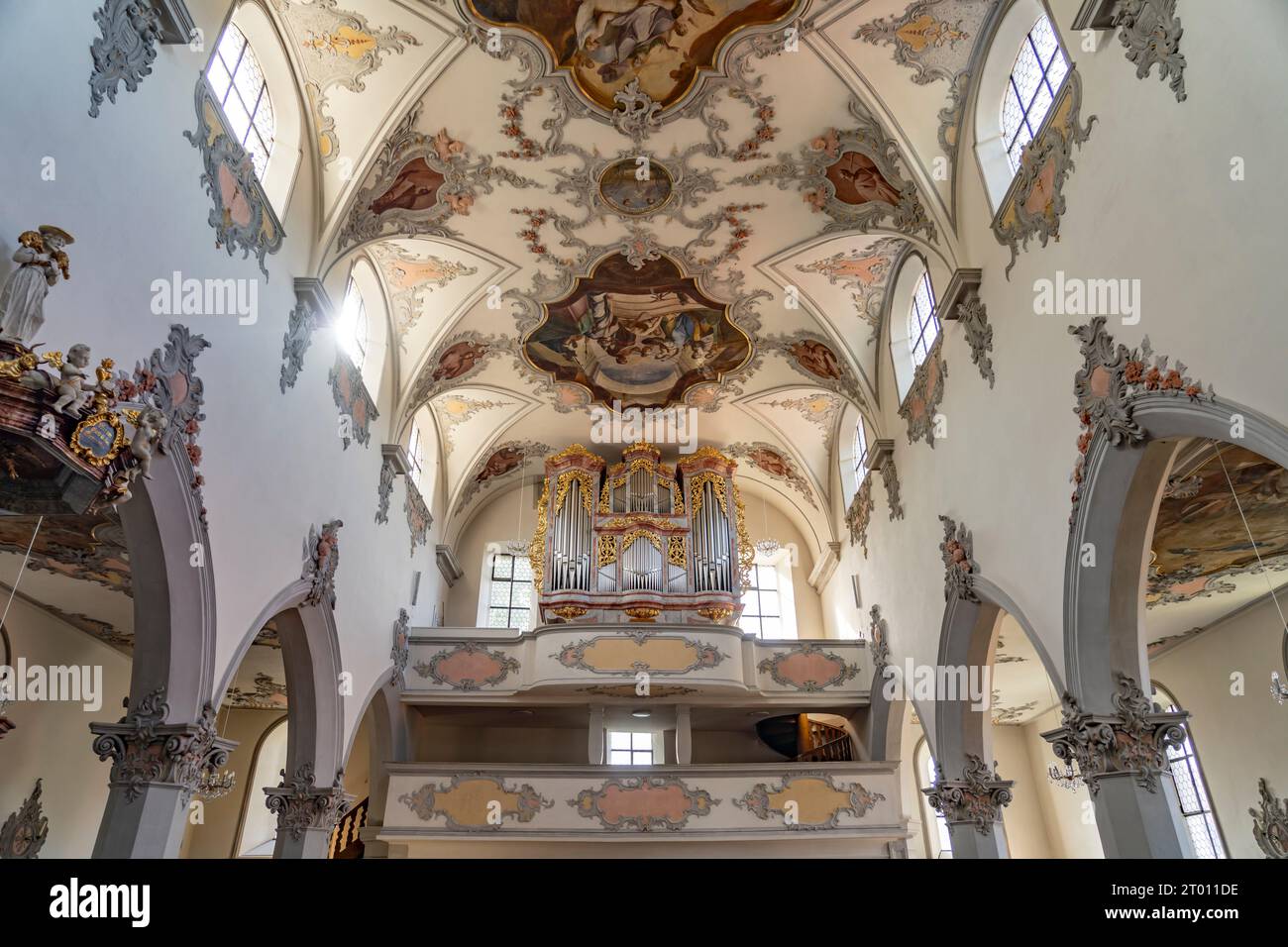 Kirchenorgel und Deckenfresko im Innenraum der Stadtkirche Laufenburg, Aargau, Schweiz, Europa |   Church organ and ceiling fresco of the Laufenburg p Stock Photo