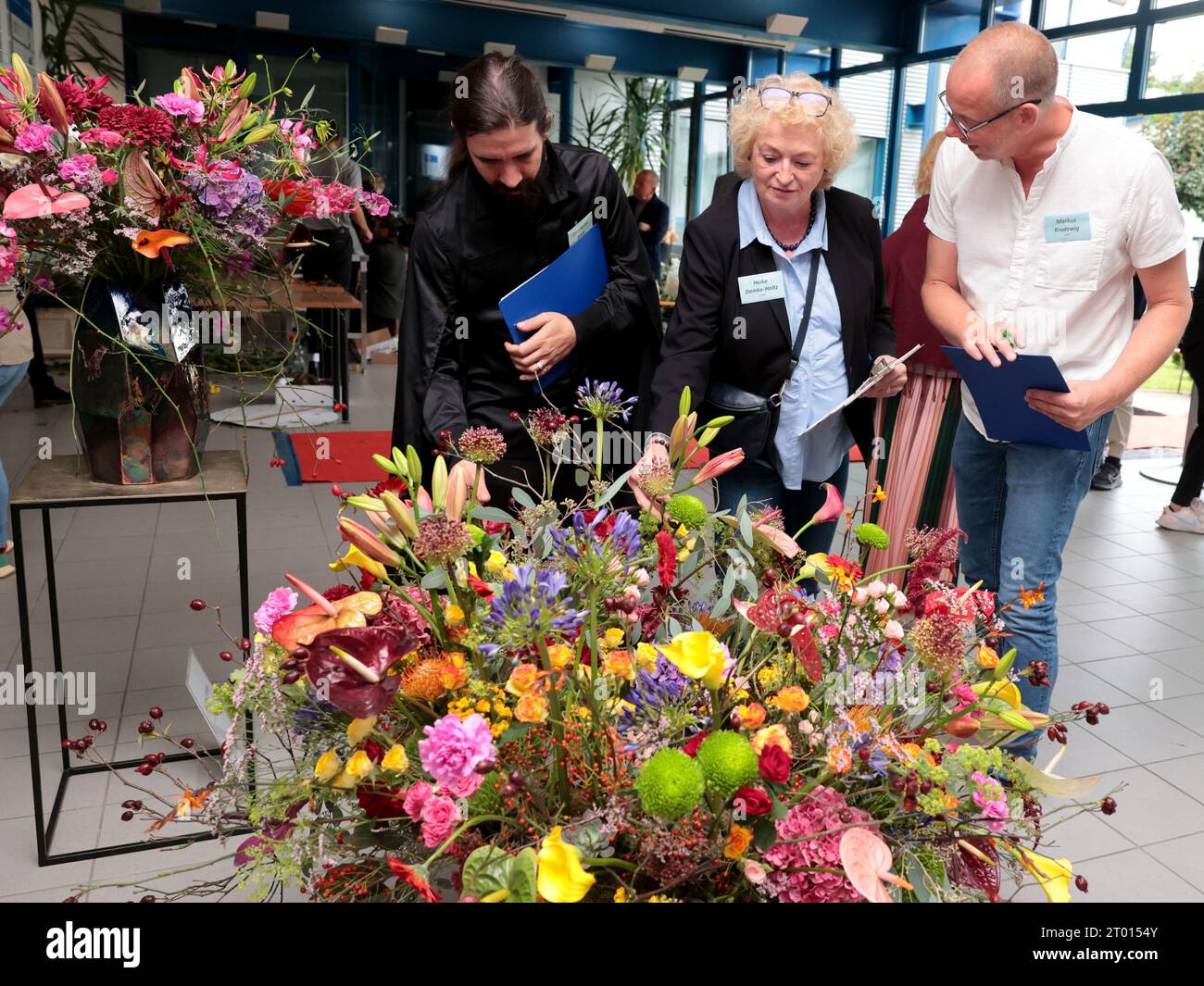 Magdeburg, Germany. 03rd Oct, 2023. A jury examines a flower