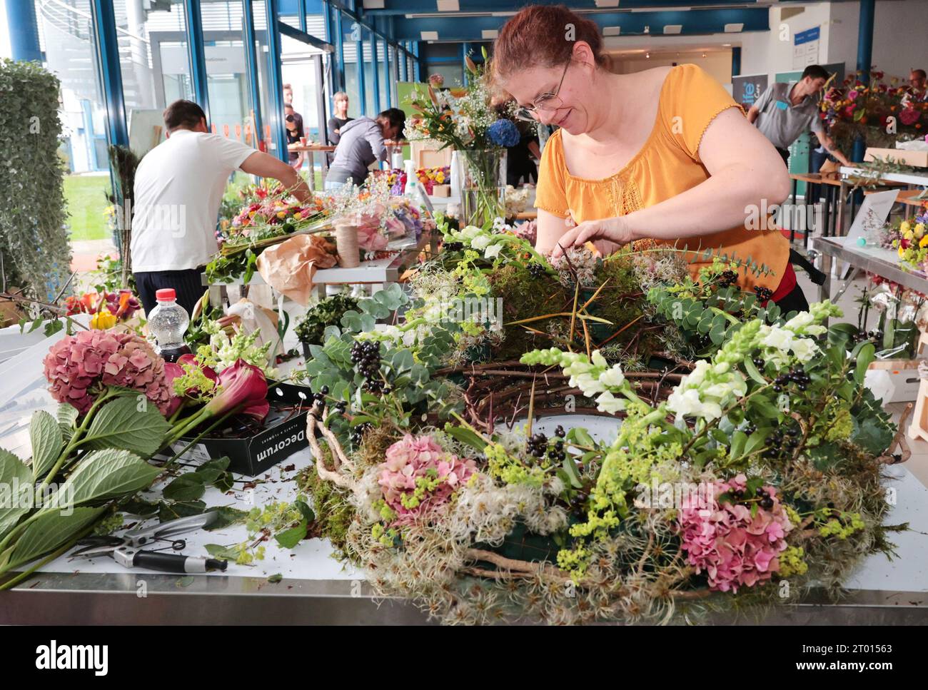 Magdeburg, Germany. 03rd Oct, 2023. Diana Tröger (front) from "Rosenrot