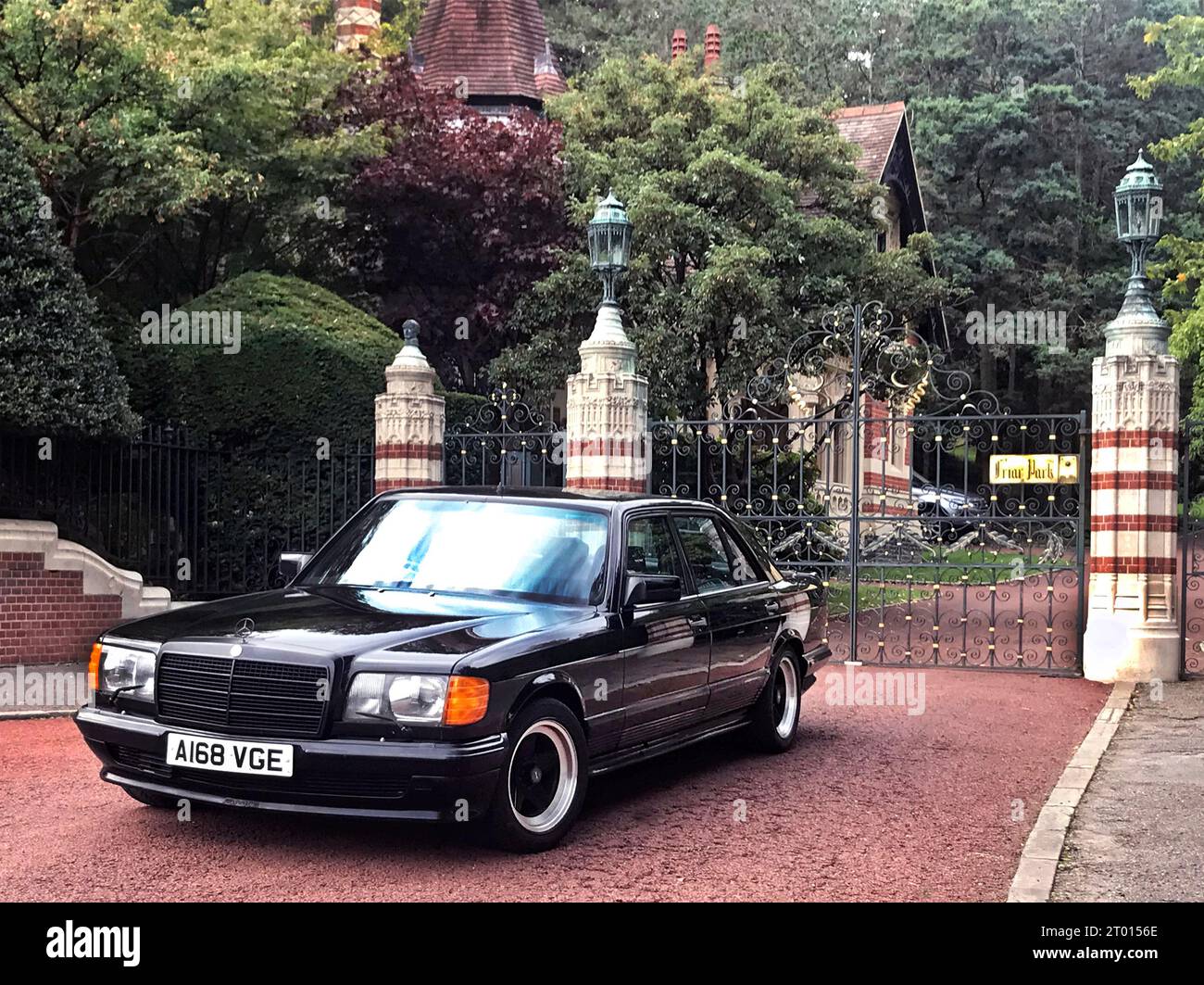 Ex George Harrison AMG-Mercdes 500SEL at the entrance to Friar Park his home in Henley-on-Thames Oxfordshire UK Stock Photo