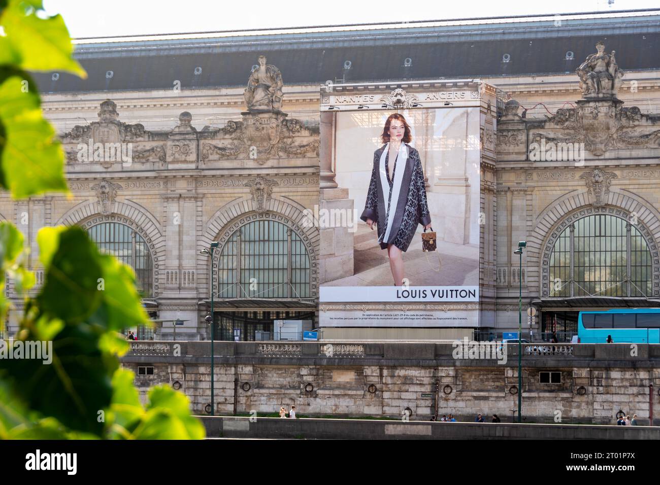 Affiche publicitaire de la Malle-Auto Louis Vuitton exposée au musée  News Photo - Getty Images