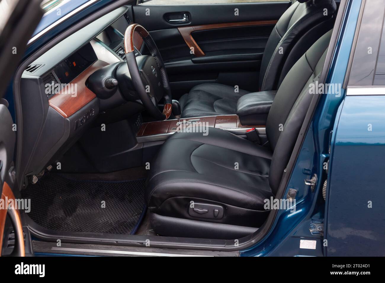 Luxury sedan dashboard hi-res stock photography and images - Page