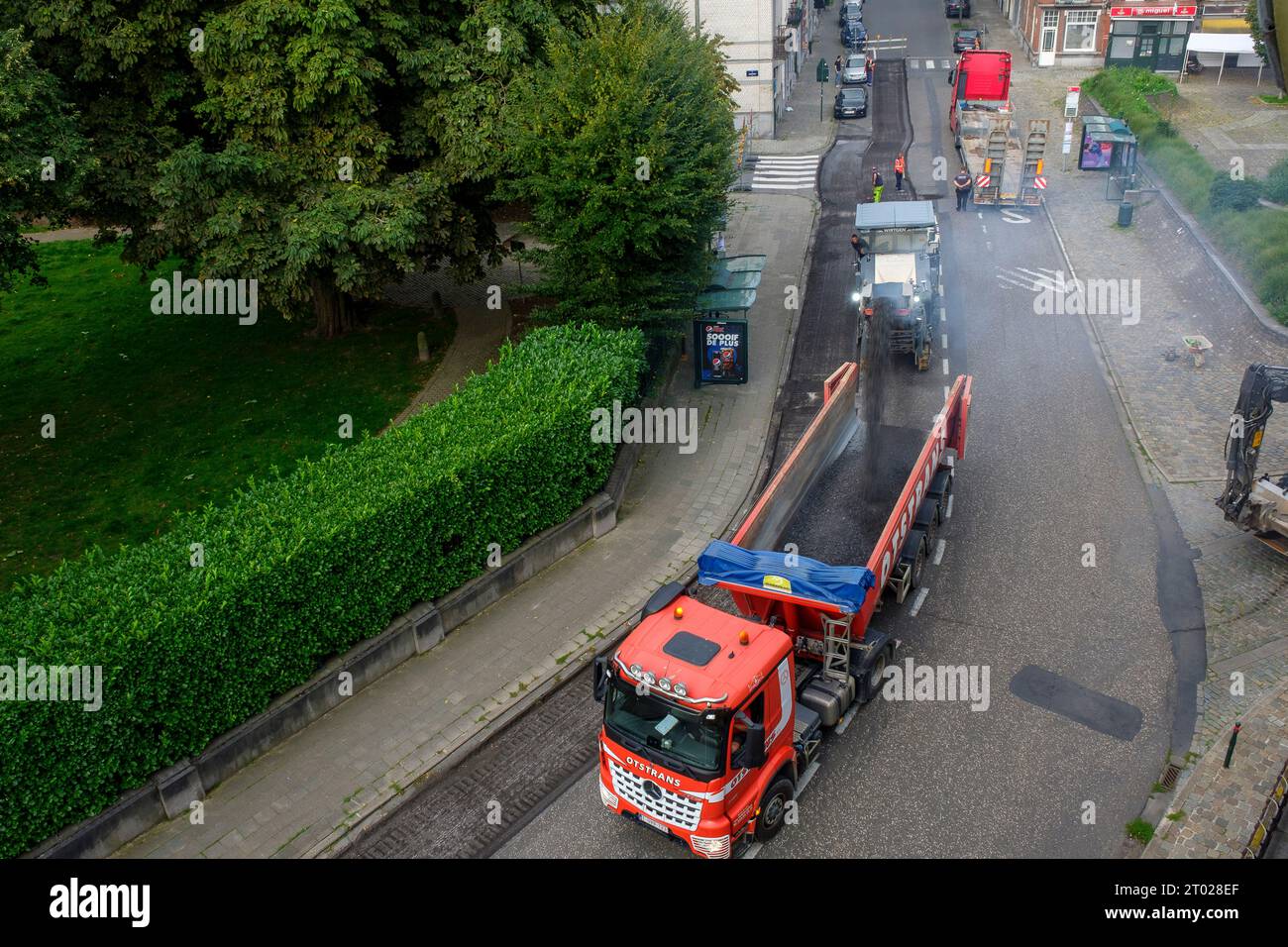 Scraping the macadam and asphalt out of a street in Brussels | Les machines grattent l'ancien revetement en asphalte ou macadam de la rue ainsi que le Stock Photo