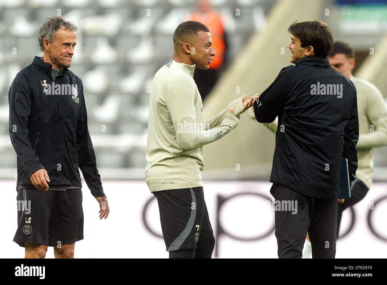 Paris Saint-Germain's Kylian Mbappe (centre) with manager Luis Enrique (left) during a training session at St. James' Park, Newcastle. Picture date: Tuesday October 3, 2023. Stock Photo