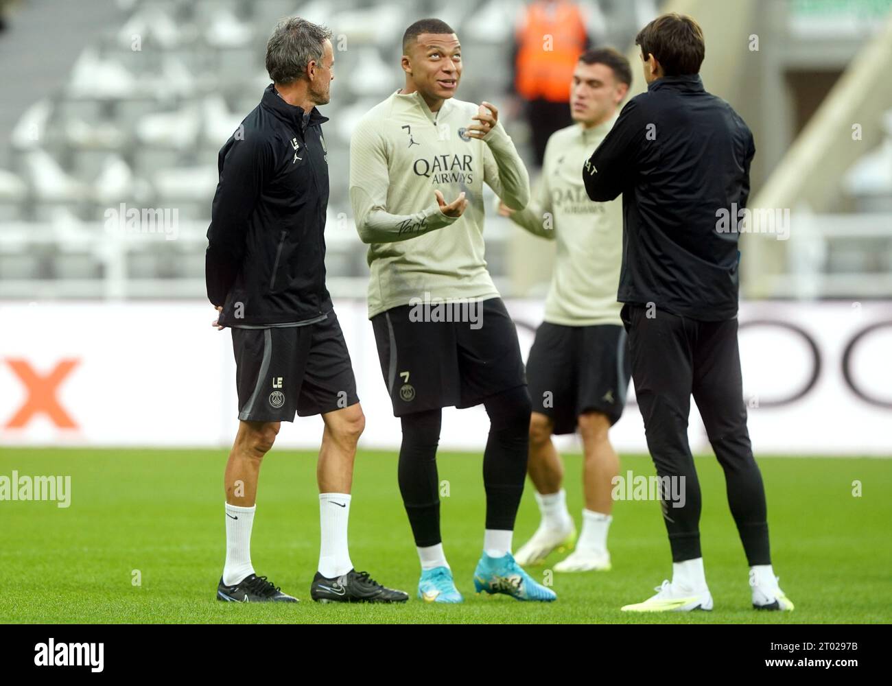 Paris Saint-Germain's Kylian Mbappe (centre) with manager Luis Enrique (left) during a training session at St. James' Park, Newcastle. Picture date: Tuesday October 3, 2023. Stock Photo