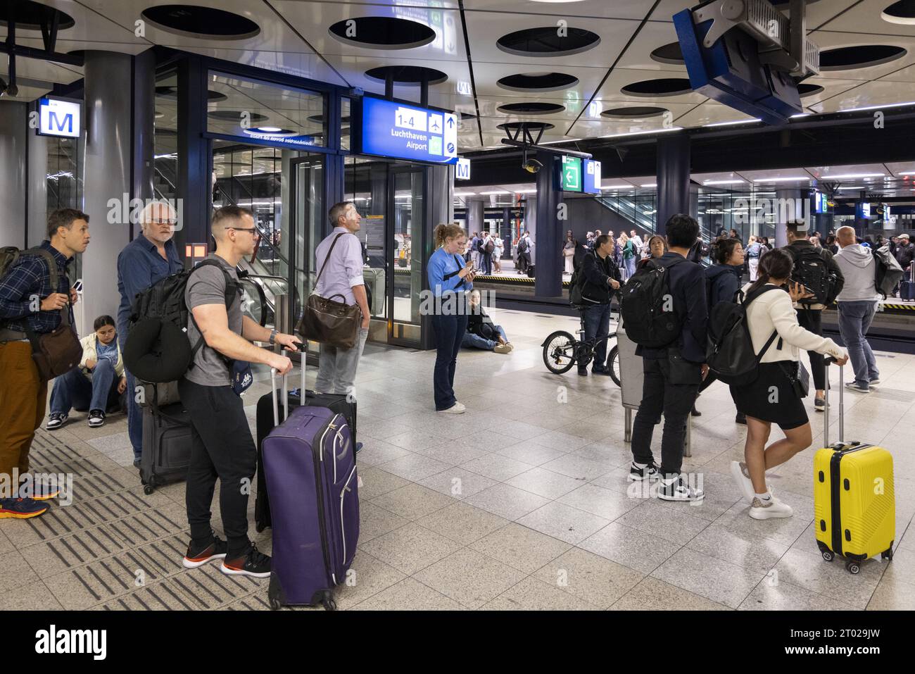 SCHIPHOL - Stranded travelers at Schiphol airport. Due to a "system  malfunction", trains are only running to and from Schiphol during rush  hour. ANP MICHEL VAN BERGEN netherlands out - belgium out