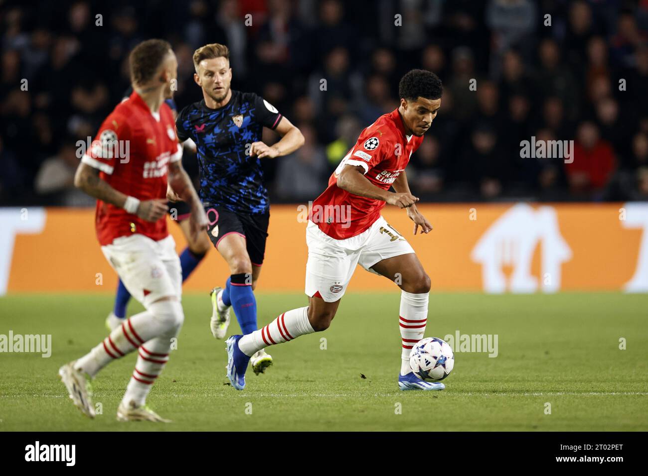 Eindhoven, Netherlands. 03rd Oct, 2023. EINDHOVEN - (l-r) Ivan Rakitic of Sevilla FC, Malik Tillman of PSV Eindhoven during the UEFA Champions League match between PSV Eindhoven and Sevilla FC at the Phillips stadium on October 3, 2023 in Eindhoven, Netherlands. ANP MAURICE VAN STEEN Credit: ANP/Alamy Live News Credit: ANP/Alamy Live News Credit: ANP/Alamy Live News Stock Photo