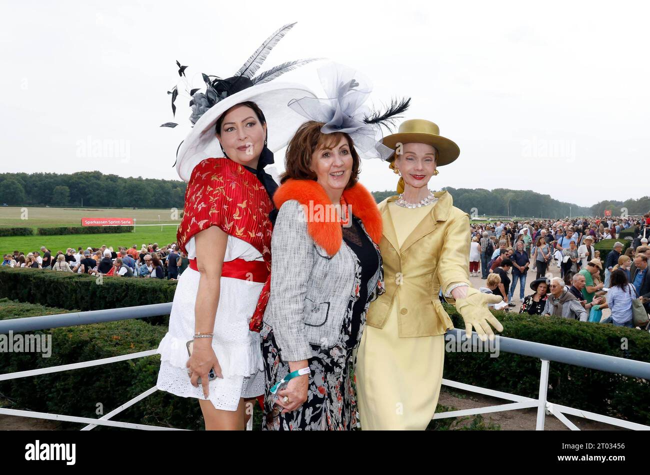 Manuela Vobach, Britt Kanja beim Renntag der Deutschen Einheit auf der ...