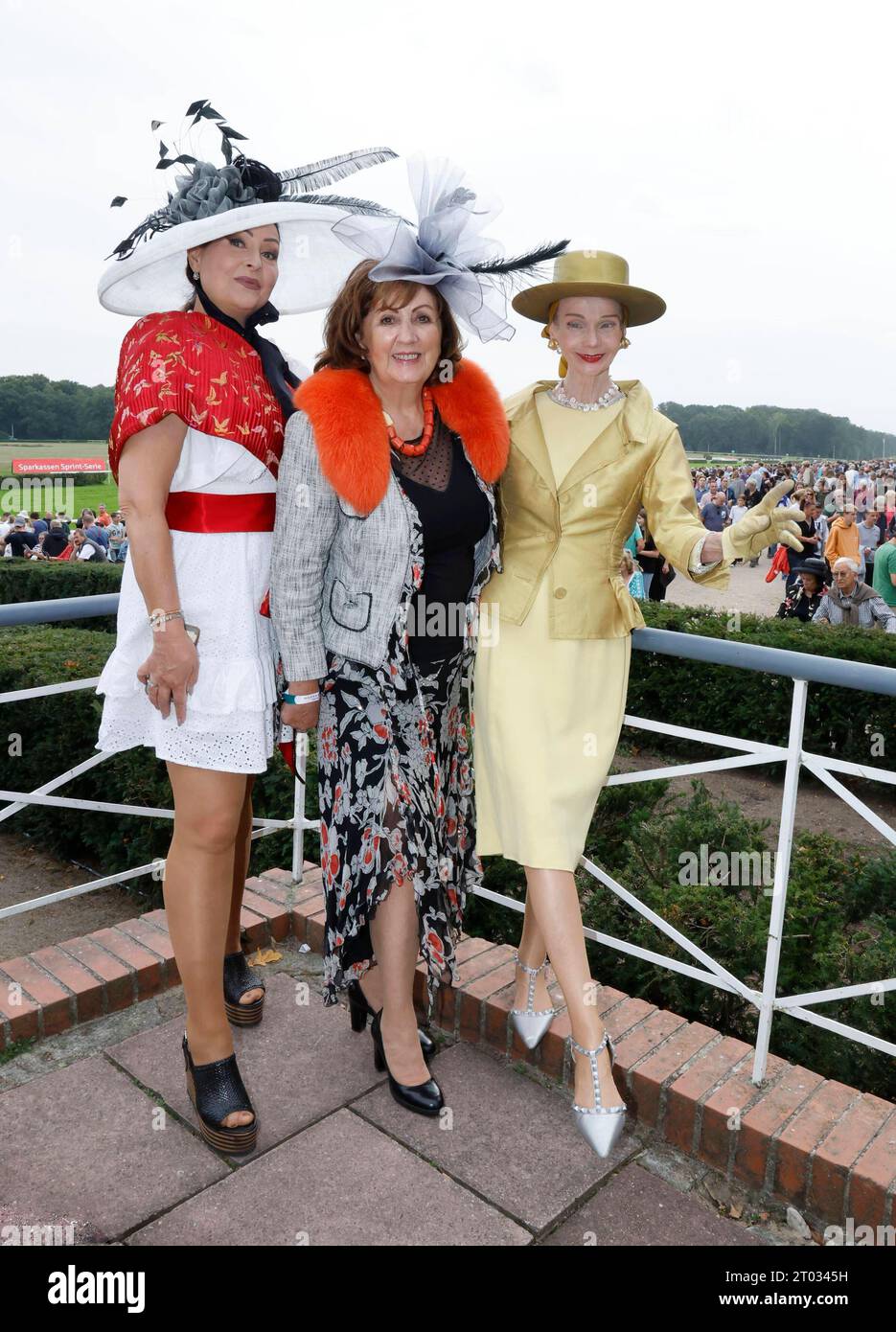 Manuela Vobach, Britt Kanja beim Renntag der Deutschen Einheit auf der ...