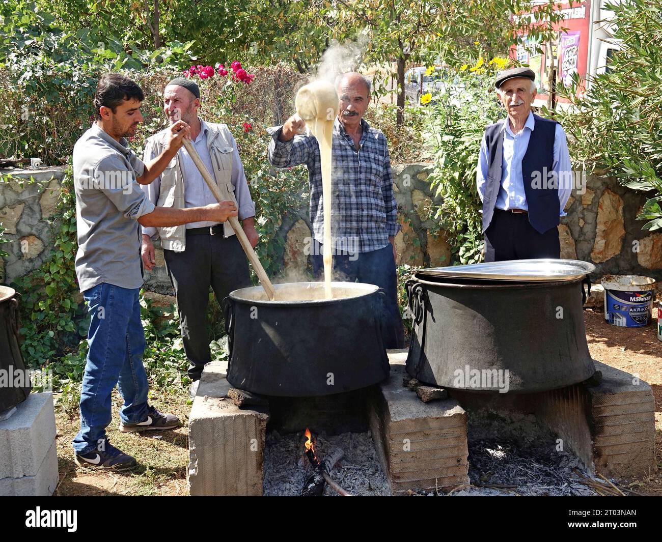 Diyarbakir, Turkey. 01st Oct, 2023. Villagers dip walnuts lined up on a rope into grape juice