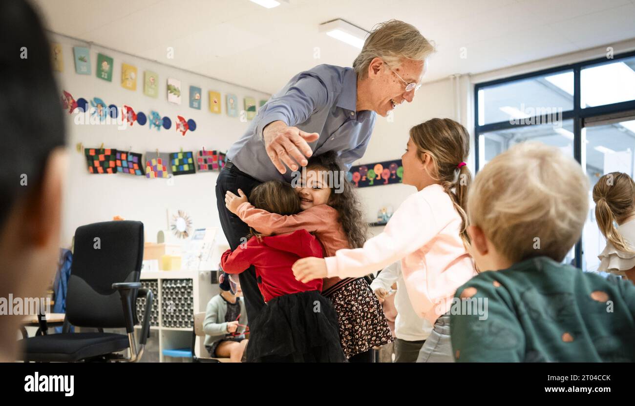 THE HAGUE - Minister Robbert Dijkgraaf (Education, Culture and Science) during the opening of the children's book week at De Paradijsvogel primary school. The minister read from the book 'Sugar in Milk'. ANP FREEK VAN DEN BERGH netherlands out - belgium out Stock Photo