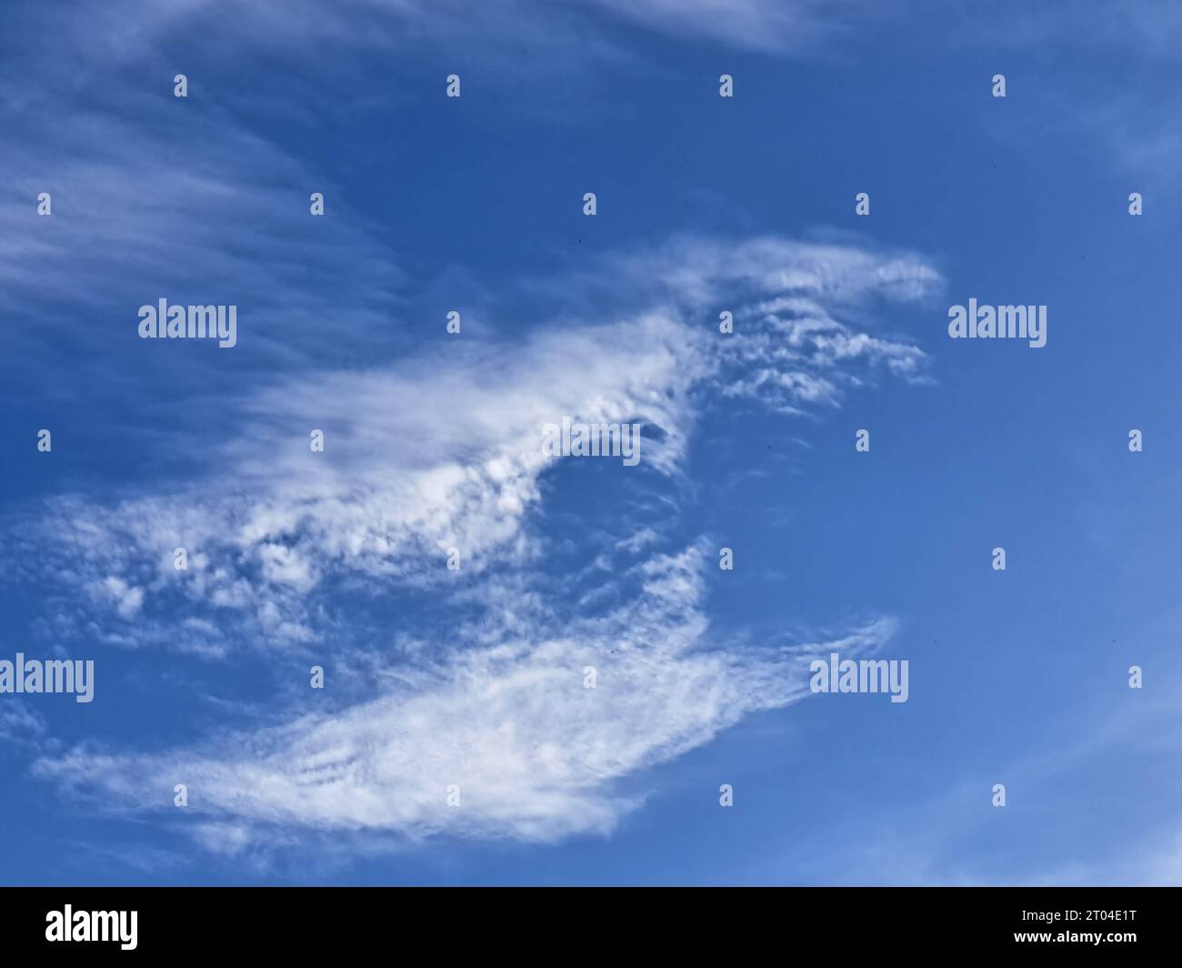 Himmel 02.10.2023, Ostramondra, Wolkenbildung am blauen Himmel, die Wolken wirken in ihrer Struktur unnatuerlich *** Sky 02 10 2023, Ostramondra, cloud formation on blue sky, the clouds look unnatural in their structure Credit: Imago/Alamy Live News Stock Photo