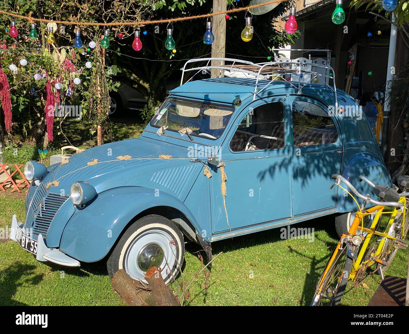 Citroen 2cv hi-res stock photography and images - Alamy