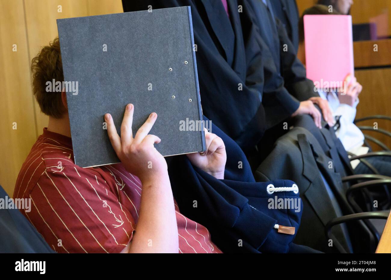 Hildesheim, Germany. 04th Oct, 2023. Two of the three defendants sit in