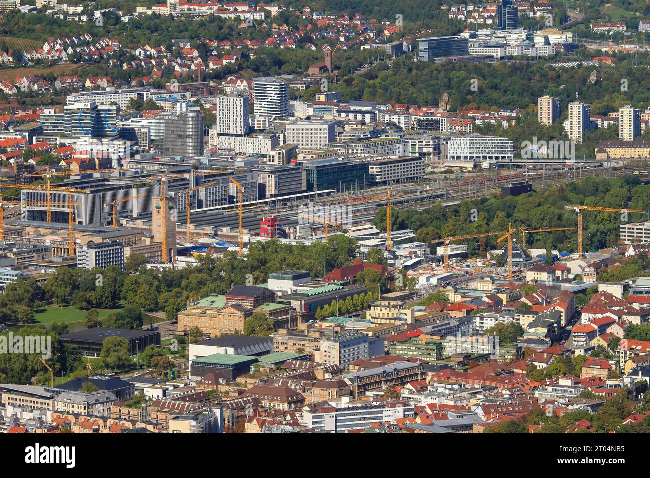 Innenstadt mit Haupbahnhof und Baustelle Stuttgart 21, Staatstheater, Landtag, Musikhochschule, gesehen von der Aussichtsplattform des Fernsehturm, 217 Meter hoch und erster Fernsehturm der Welt, Landeshauptstadt Stuttgart, Baden-Württemberg, Deutschland *** City center with main station and construction site Stuttgart 21, state theater, state parliament, academy of music, seen from the observation deck of the TV tower, 217 meters high and first TV tower in the world, state capital Stuttgart, Baden Württemberg, Germany Stock Photo