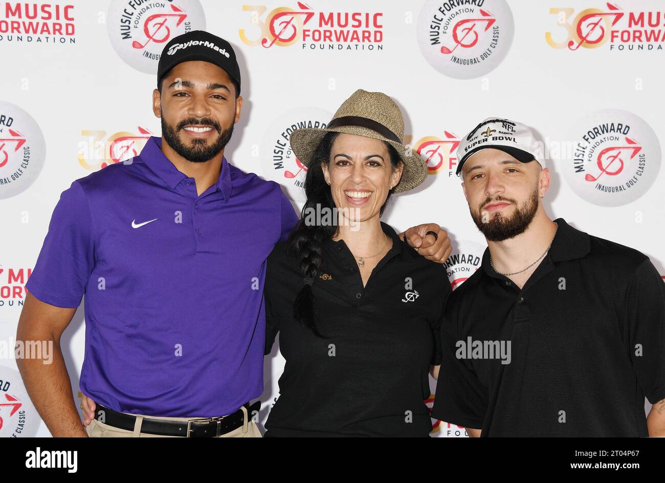 TARZANA, CALIFORNIA - OCTOBER 02: (L-R) Michael Evans Behling, Nurit Siegel Smith and Alec King attend the Music Forward Foundation Golf Classic at El Stock Photo