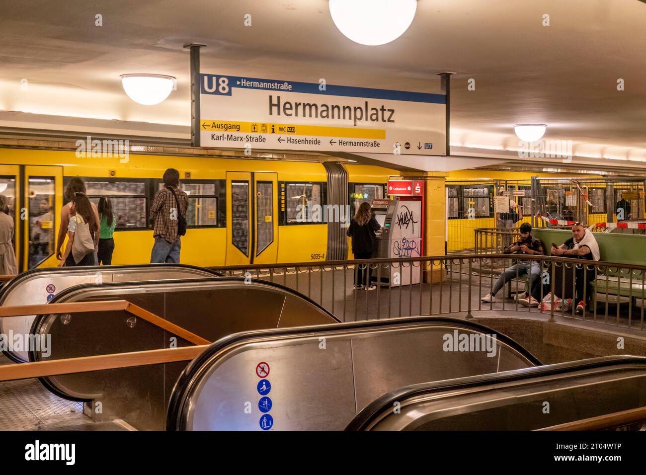 U-Bahn Station Hermannplatz, U7, Bahnsteig,  BVG, oeffentlicher Nahverkehr, Berlin Stock Photo