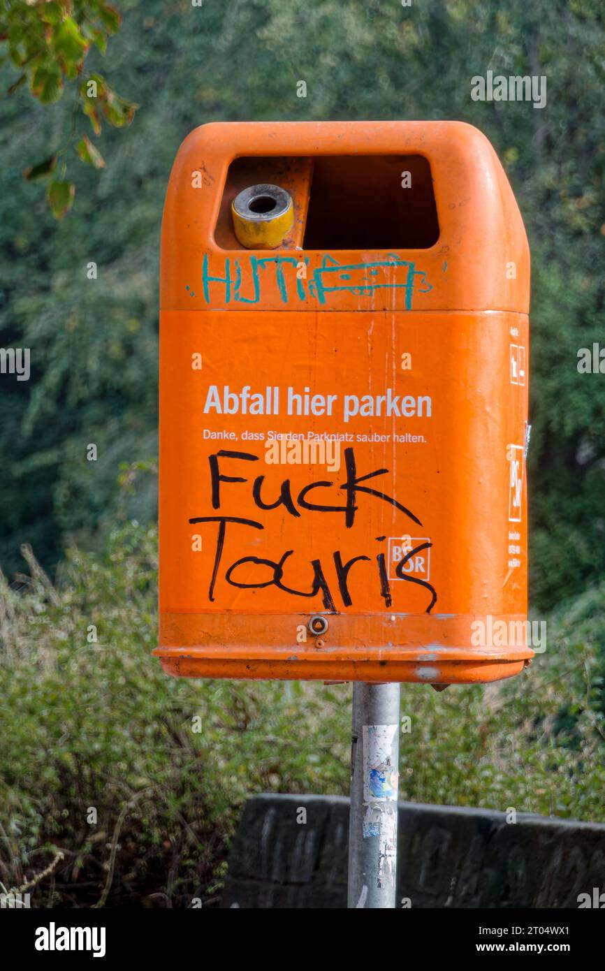 ' Fuck Touris ' Schmierei an Abfalleimer am Paul- Linke Ufer, Touristenhass, Berlin-Kreuzberg Stock Photo