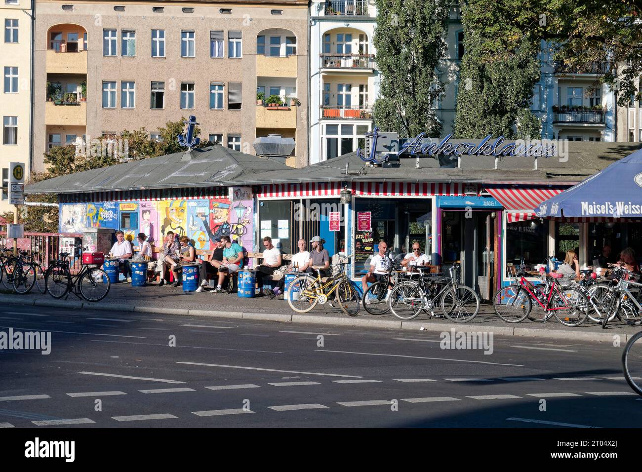 Ankerklause in Kreuzberg, Strassencafe, Altweibersommer, Berlin Stock Photo