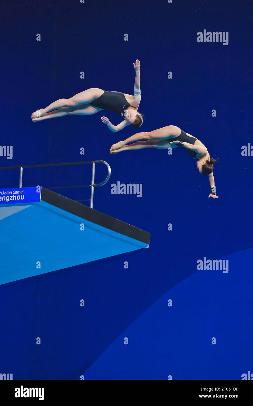 Chinese divers Quan Hongchan and Chen Yuxi win the championships at the