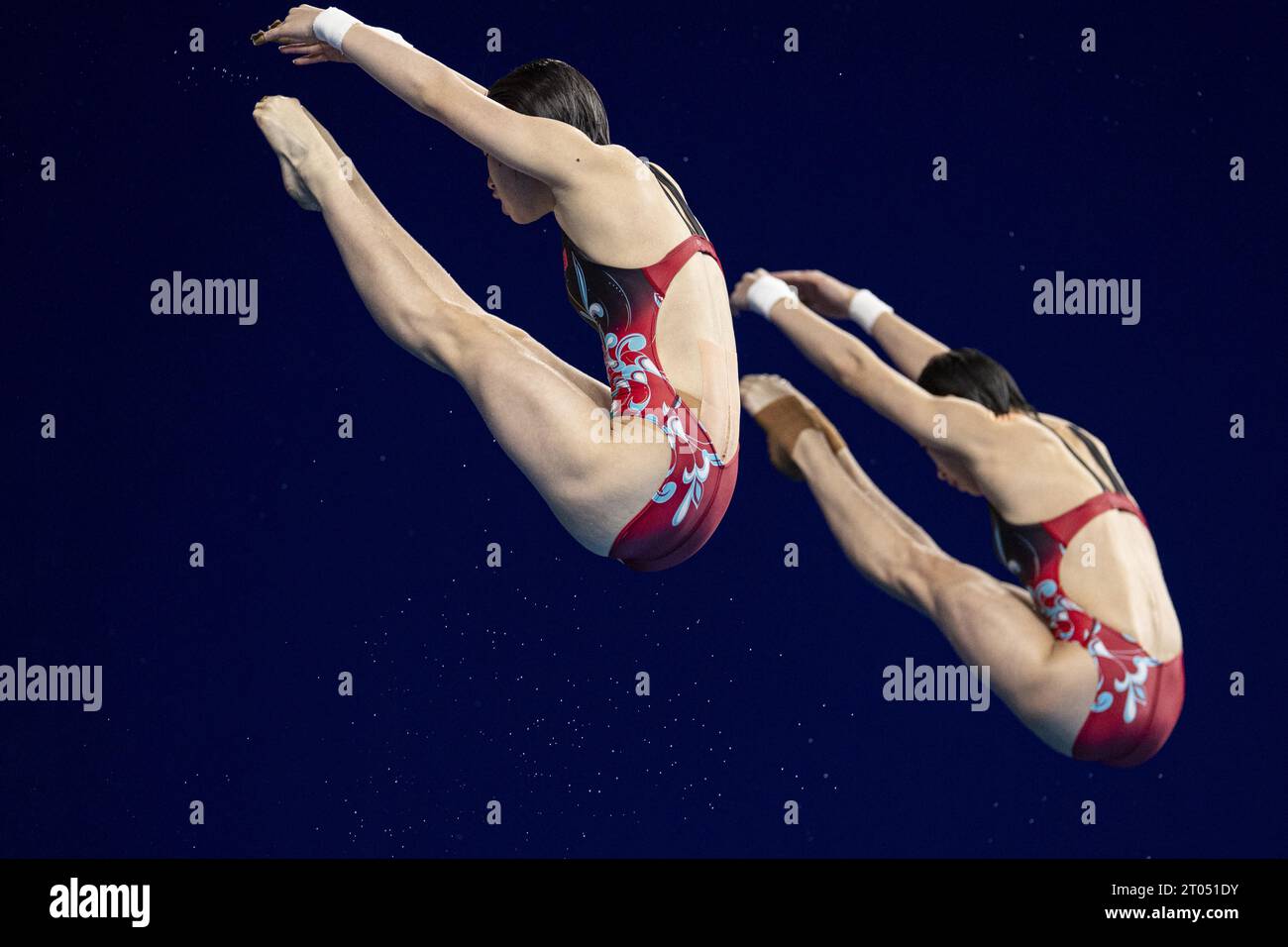 Chinese divers Quan Hongchan and Chen Yuxi win the championships at the