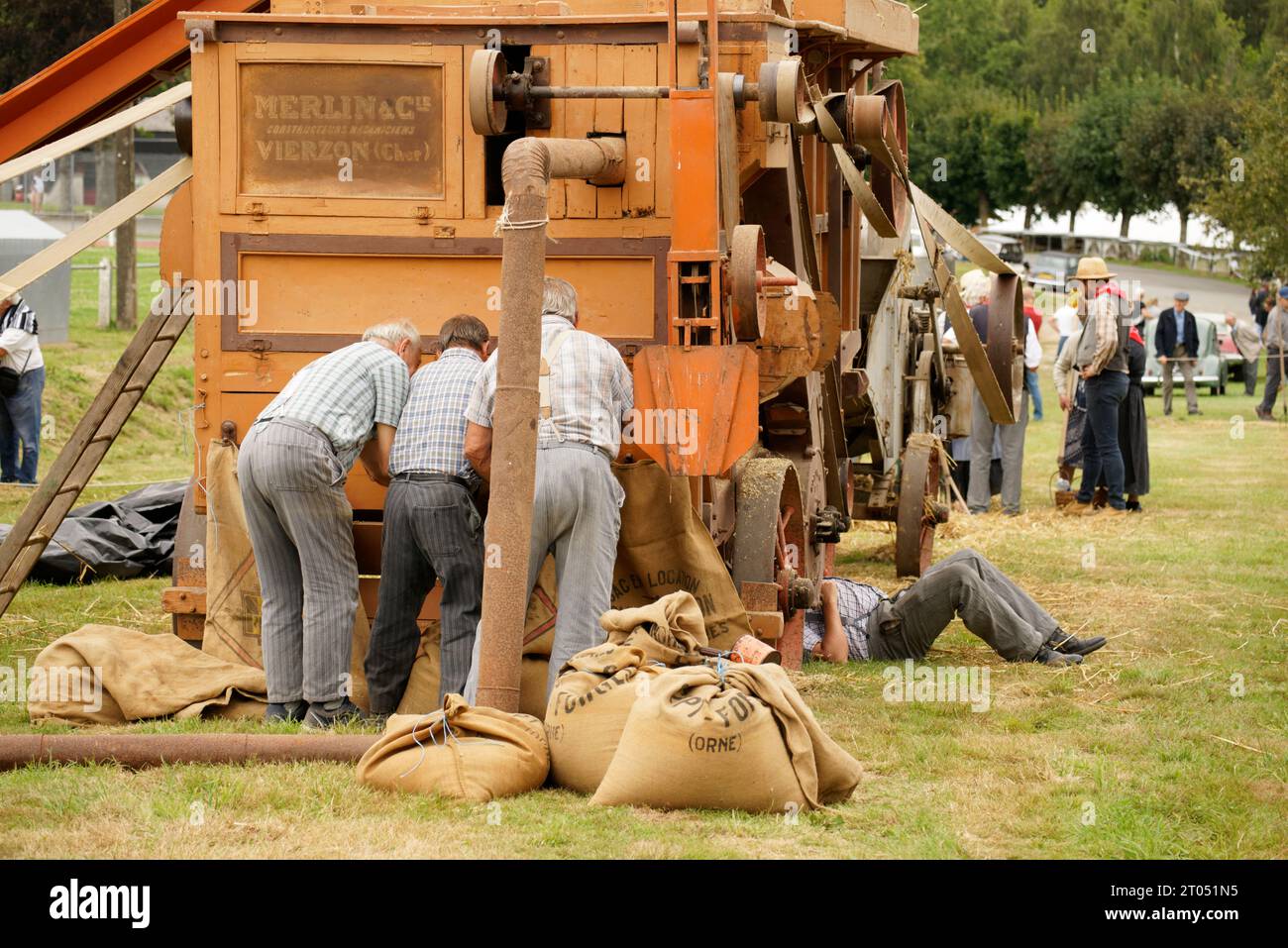 Old fashioned harvesting hi-res stock photography and images - Alamy