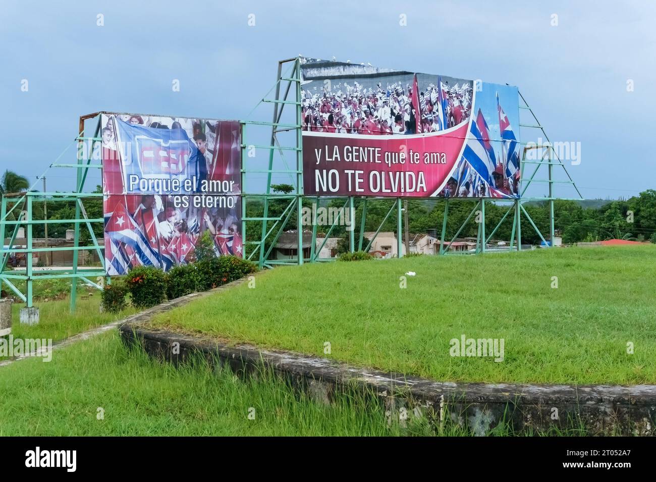 Sculptural Ensemble and Memorial to Commander Ernesto Che Guevara. Billboard with a text in Spanish reading: Porque el amor es eterno y la gente que t Stock Photo