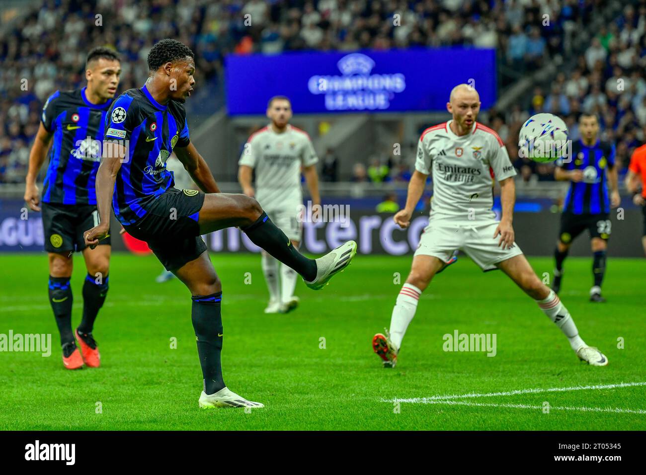 Milano, Italy. 03rd, October 2023. Denzel Dumfries (2) of Inter seen during the UEFA Champions League match between Inter and Benfica at Giuseppe Meazza in Milano. (Photo credit: Gonzales Photo - Tommaso Fimiano). Stock Photo