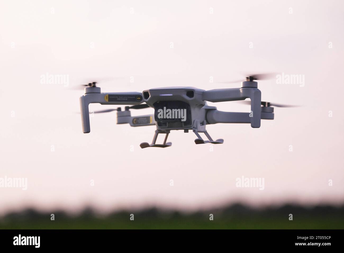 Drohnenverortnung-Quadrocopter,Drohne in Aktion Drohnenverordnung-Quadrocopter in Aktion *** Drone ordinance quadrocopter,drone in action drone ordinance quadrocopter in action Stock Photo