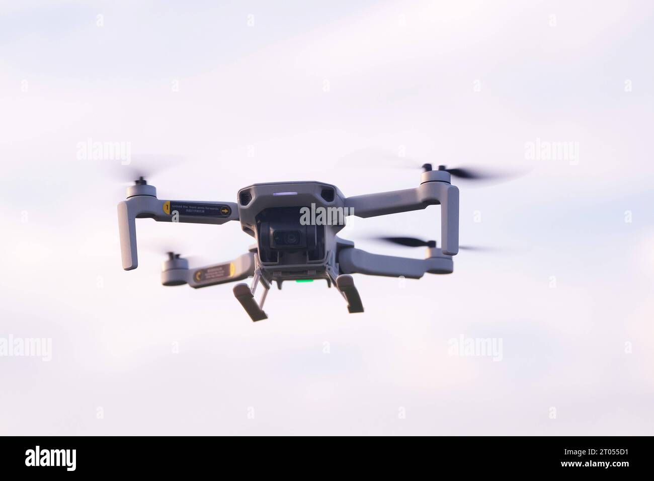 Drohnenverortnung-Quadrocopter,Drohne in Aktion Drohnenverordnung-Quadrocopter in Aktion *** Drone ordinance quadrocopter,drone in action drone ordinance quadrocopter in action Stock Photo