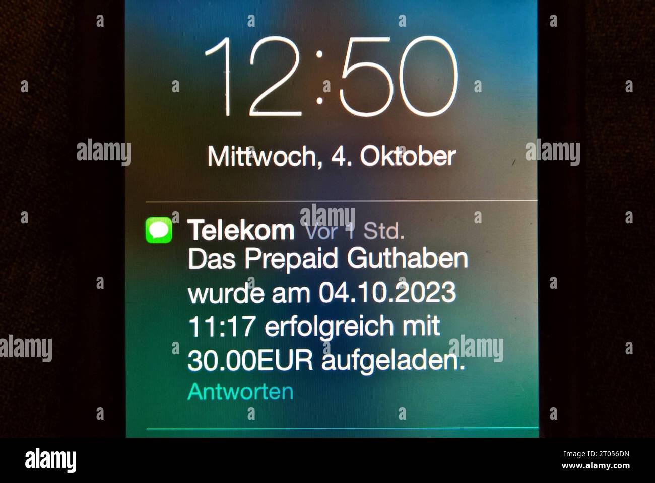 iPhone Smartphone Display. Telekom D1, Prepaid Guthaben über 30 Euro aufgeladen *** iPhone smartphone display Telekom D1, prepaid credit topped up over 30 euros Stock Photo