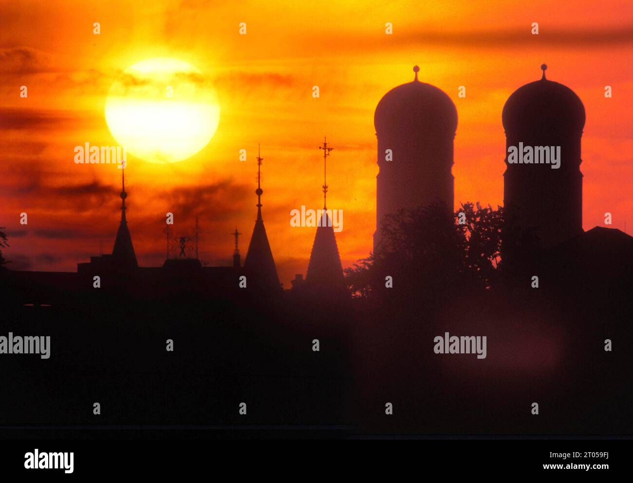 Wärmster Monat September 2023 seit 1881, dem Beginn der Wetteraufzeichnung des Deutschen Wetterdienstes DWD. München, Herbst, Hitze, Hitzewelle, Hitzewarnung, Hitzerekord, Wetter, Sonne, Sonnenschein, Sonnenstunden, Trockenheit, Dürre, Erderwärmung, Klima, Klimakrise, Klimaveränderumg, Klimawandel, Stadtansicht, Frauenkirche, Sonne *** Warmest month September 2023 since 1881, the beginning of weather recording of the German Weather Service DWD Munich, autumn, heat, heat wave, heat warning, heat record, weather, sun, sunshine, sunshine hours, drought, drought, global warming, climate, climate c Stock Photo