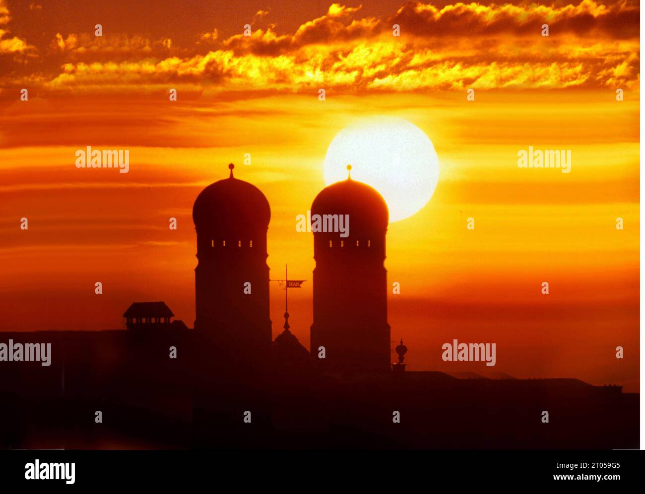 Wärmster Monat September 2023 seit 1881, dem Beginn der Wetteraufzeichnung des Deutschen Wetterdienstes DWD. München, Herbst, Hitze, Hitzewelle, Hitzewarnung, Hitzerekord, Wetter, Sonne, Sonnenschein, Sonnenstunden, Trockenheit, Dürre, Erderwärmung, Klima, Klimakrise, Klimaveränderumg, Klimawandel, Stadtansicht, Frauenkirche, Sonne *** Warmest month September 2023 since 1881, the beginning of weather recording of the German Weather Service DWD Munich, autumn, heat, heat wave, heat warning, heat record, weather, sun, sunshine, sunshine hours, drought, drought, global warming, climate, climate c Stock Photo