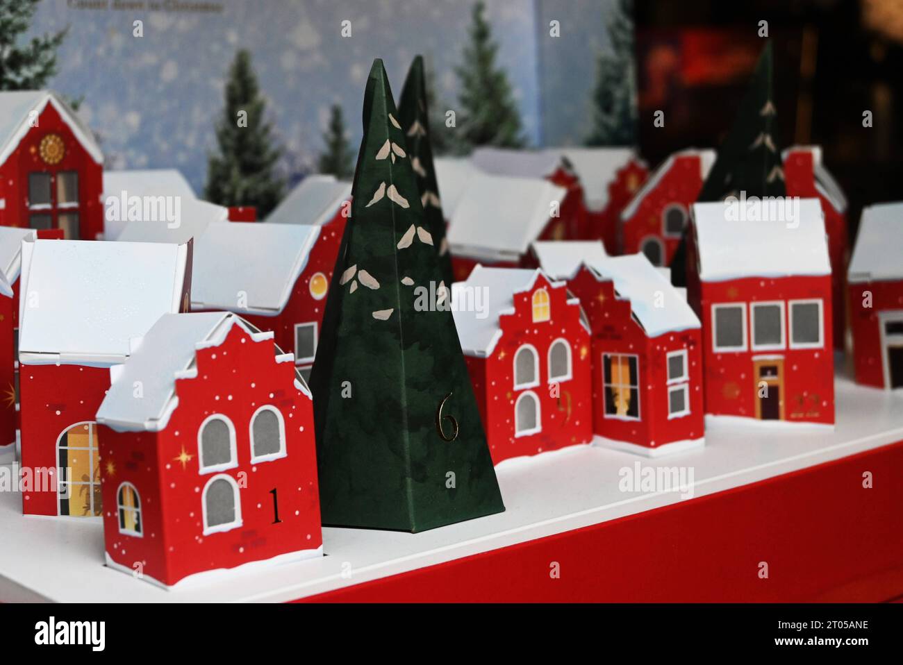 Schaufenster-Deko für den Winter. Schnee, Tannenbaum, Haus bzw Häuser, Winterlandschaft *** Shop window decoration for winter snow, fir tree, house or houses, winter landscape Credit: Imago/Alamy Live News Stock Photo