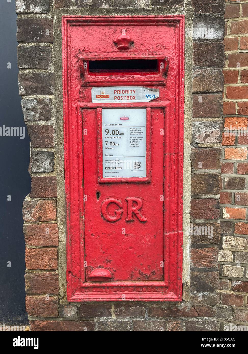 George VI postbox closeup. Mounted on wall, in red displaying G & R. Hampshire, England, United Kingdom, Great Britain, Europe Stock Photo