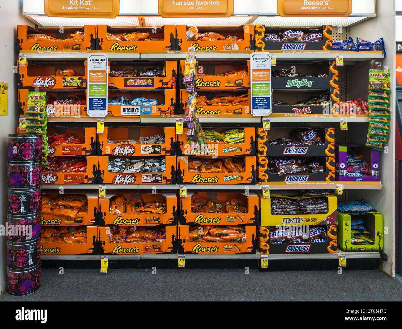 Halloween candy shelf hi-res stock photography and images - Alamy
