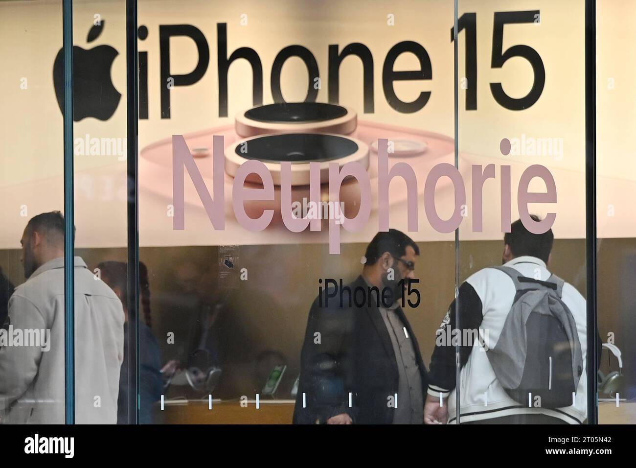 Blick in den APPLE STORE in der Rosenstrasse in Muenchen.Interessenten, Kunden stehen an Theken mit den neuen Smartphones Iphone 15, Computerhersteller, Computer, Laden, Geschaeft, shopping, shoppen, *** View in the APPLE STORE in Rosenstrasse in Munich prospective customers, customers stand at counters with the new smartphones Iphone 15, computer manufacturer, computer, store, shopping, shopping, Credit: Imago/Alamy Live News Stock Photo