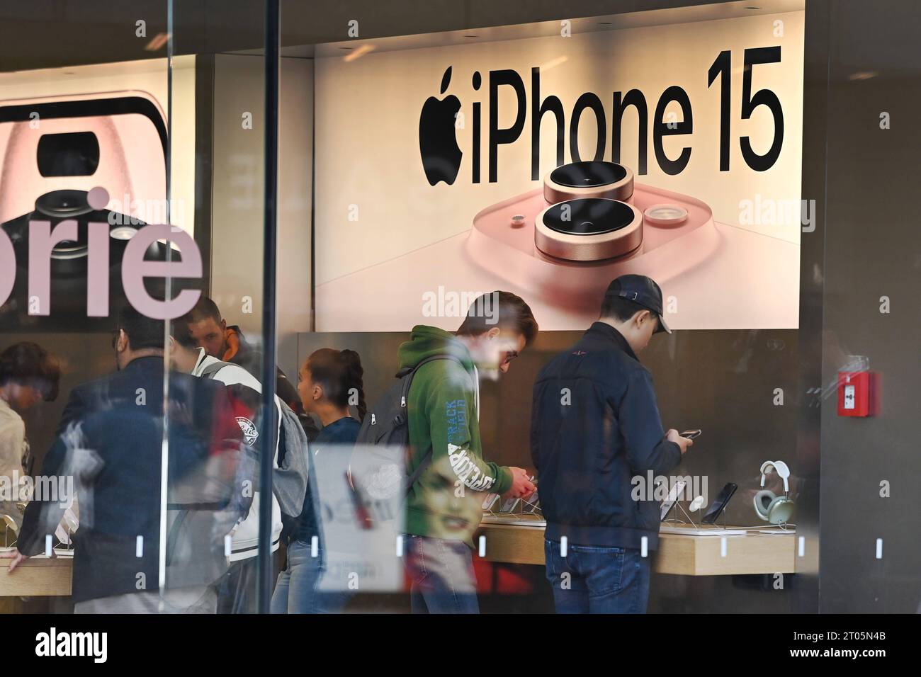 Blick in den APPLE STORE in der Rosenstrasse in Muenchen.Interessenten, Kunden stehen an Theken mit den neuen Smartphones Iphone 15, Computerhersteller, Computer, Laden, Geschaeft, shopping, shoppen, *** View in the APPLE STORE in Rosenstrasse in Munich prospective customers, customers stand at counters with the new smartphones Iphone 15, computer manufacturer, computer, store, shopping, shopping, Credit: Imago/Alamy Live News Stock Photo