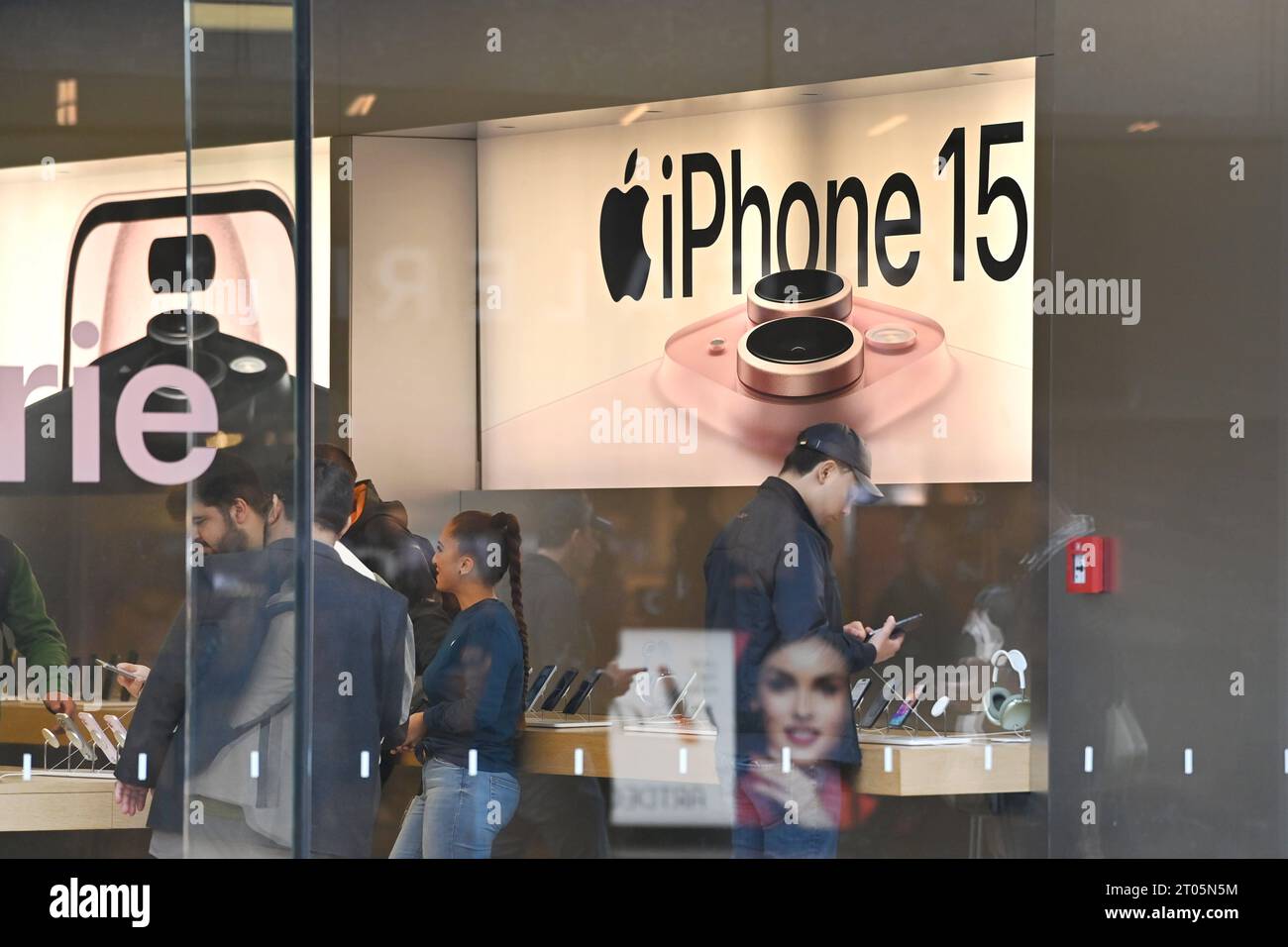 Blick in den APPLE STORE in der Rosenstrasse in Muenchen.Interessenten, Kunden stehen an Theken mit den neuen Smartphones Iphone 15, Computerhersteller, Computer, Laden, Geschaeft, shopping, shoppen, *** View in the APPLE STORE in Rosenstrasse in Munich prospective customers, customers stand at counters with the new smartphones Iphone 15, computer manufacturer, computer, store, shopping, shopping, Credit: Imago/Alamy Live News Stock Photo