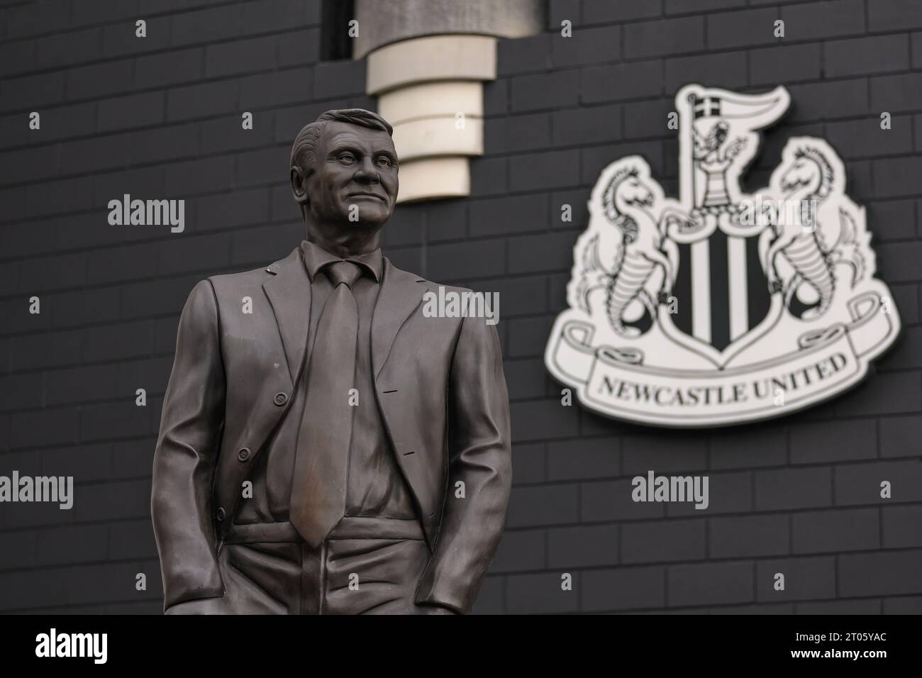 Sir bobby robson statue outside st james park hires stock photography