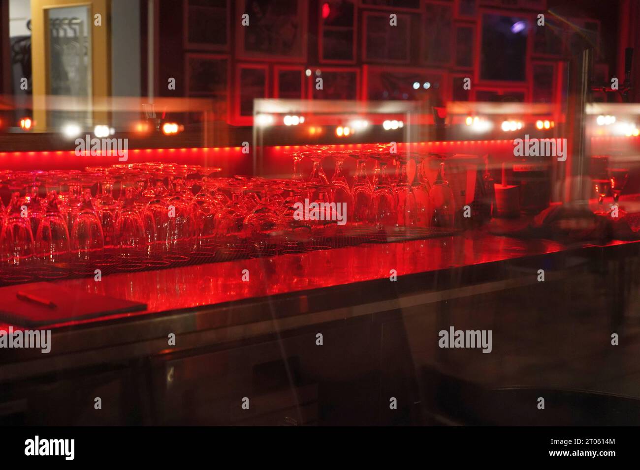 Gespülte Gläser auf der Theke eines Bremer Vereinsheims, das auch für private Feiern vermietet wird. *** Rinsed glasses on the counter of a Bremen clubhouse, which is also rented out for private parties Credit: Imago/Alamy Live News Stock Photo