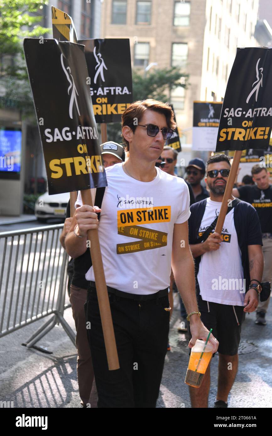 New York, USA. 04th Oct, 2023. SAGAFTRA Strike picket line at Warner