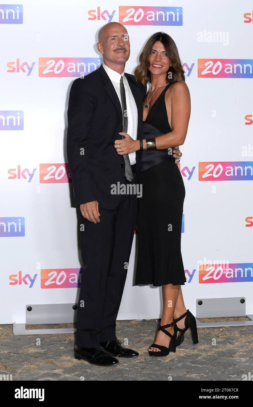 Gianmarco Tognazzi mit Ehefrau Valeria Pintore beim Photocall 'Sky 20 anni / Sky 20 Jahre' im Terme di Diocleziano. Rom, 03.10.2023 Stock Photo