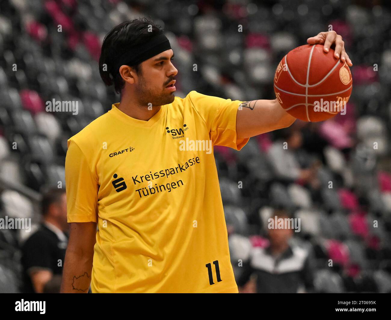 Der Ball liegt gut bei Erol Ersek (Tigers Tuebingen, 11) in der Hand