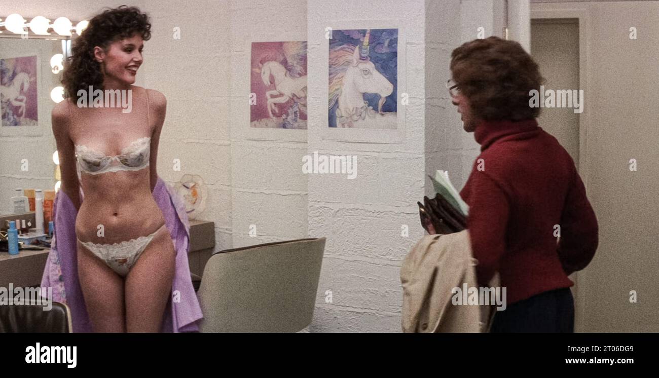 USA. Geena Davis and Dustin Hoffman in a scene from the (C)Columbia  Pictures movie : Tootsie (1982). Plot: Michael Dorsey, an unsuccessful  actor, disguises himself as a woman in order to get