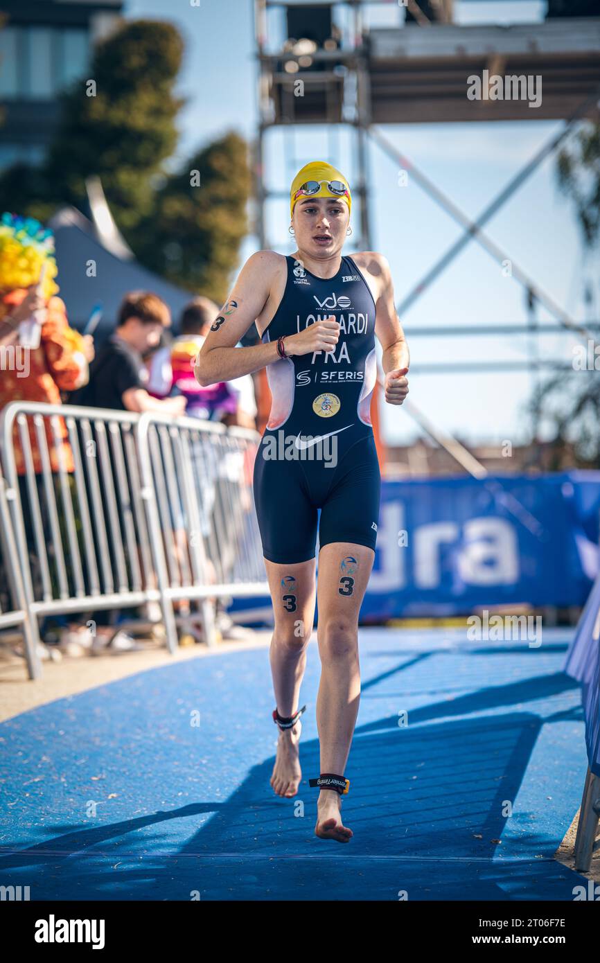 Emma Lombardi participating in Pontevedra in the 2023 World Triathlon